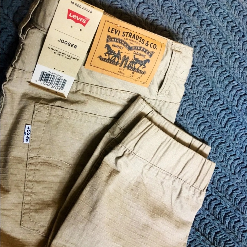 Levi’s Jogger Youth•Read Details